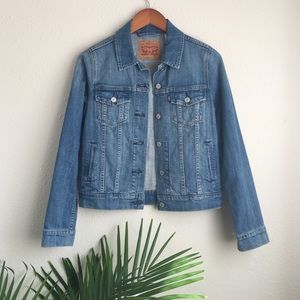 Levi’s medium wash trucker jacket